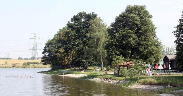 K Šeberáku a přehradě v Hostivaři se vzhledem k výskytu sinic přidal ještě motolský rybník.