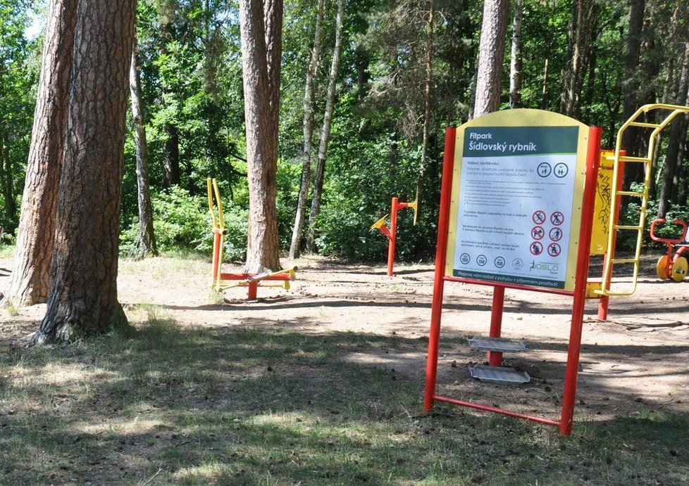 Rybník Šídlovák v Plzni bude mít nově zpevněný břeh se schodištěm k vodě.