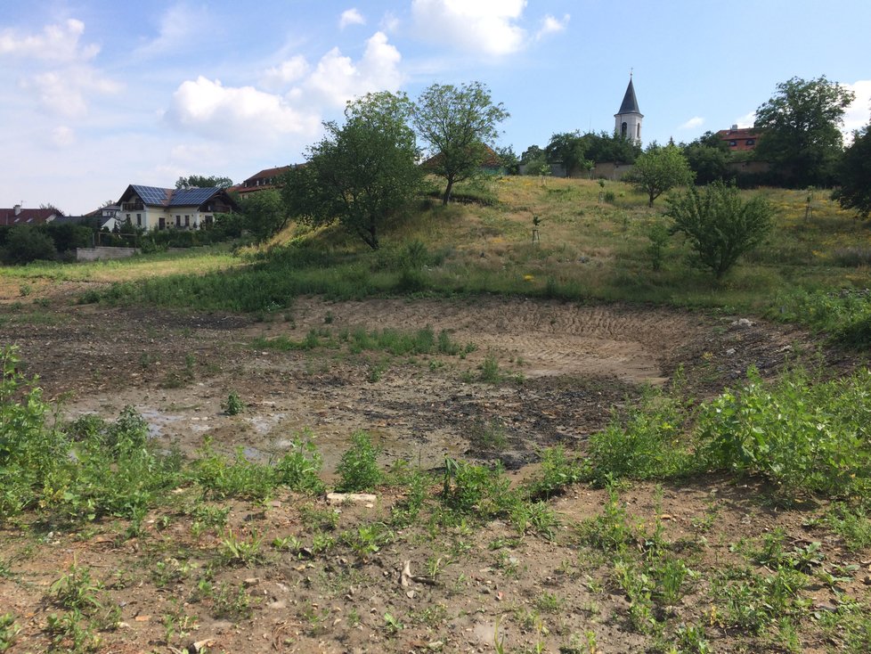 V Liboci za kostelem sv. Fabiána a Šebestiána vzniká nový rybník. Dříve tu bylo nevzhledné území s harampádím.