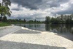 Nově upravený břeh a okolí Třemošenského rybníku v Plzni