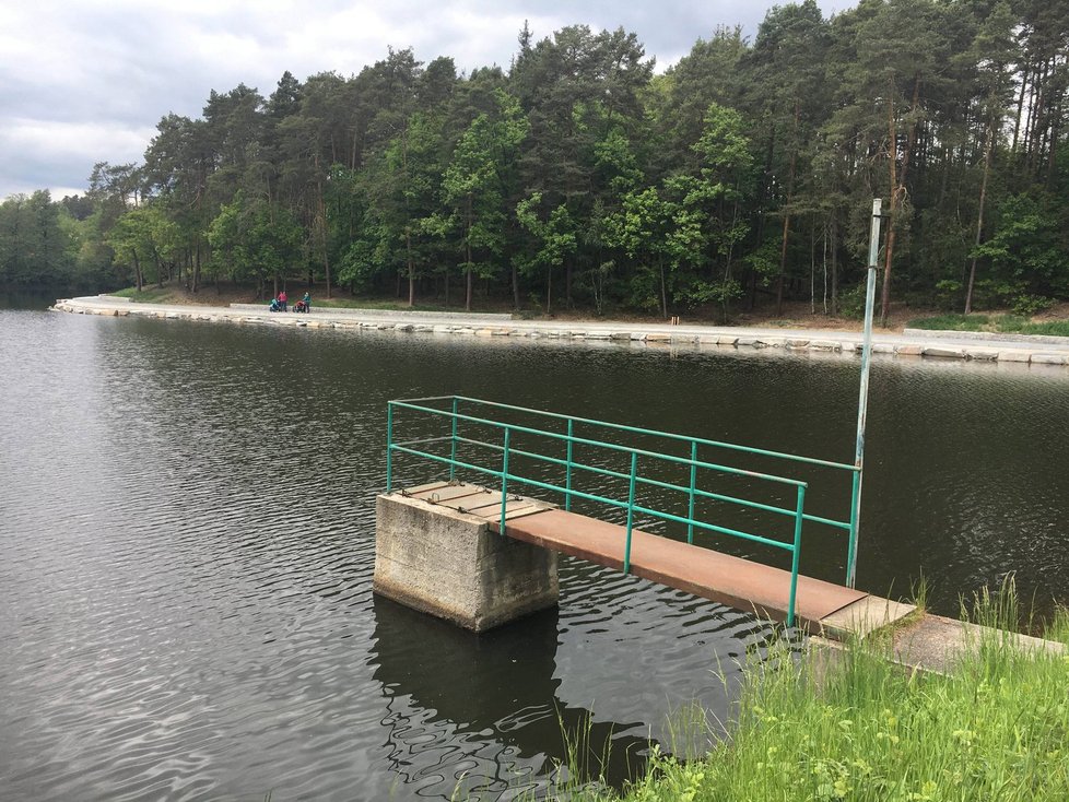 Nově upravený břeh a okolí Třemošenského rybníku v Plzni.