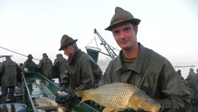 Jeden ze šupináčů na třídicí lince. Celkem by měl Vrkoč vydat na 200 tun ryb, převážně kaprů.