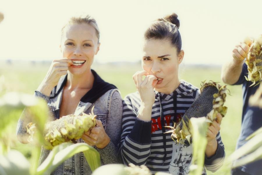 Linda Rybová a Kateřina Winterová v Herbáři.