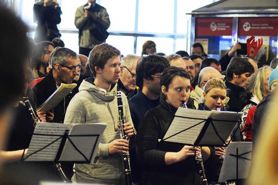 Rybovka zněla Hlavním nádražím 45 minut. (2017)