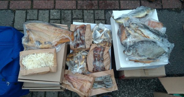  Veterináři odhalili spolu s policií nelegální distribuci rybích výrobků na území Prahy a dalších krajů. Ve vozidle bez mrazicích a chladících zařízení našli rybí produkty, ale přepravovaly se v něm také živé ryby bez vody. (15. prosince 2021)