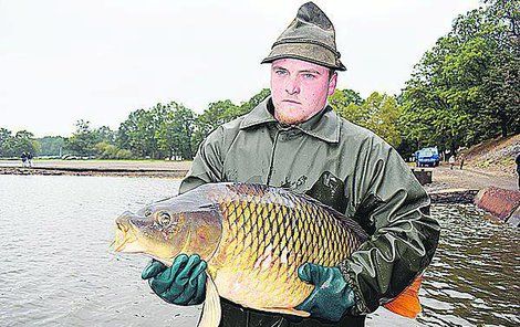 Rybář Josef Pomeje (20) ukazuje 14kg macka, na jaře ho vrátí do rybníku.