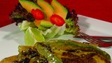 Recept: Sumčí steak s avokádovou omáčkou a rozinkami