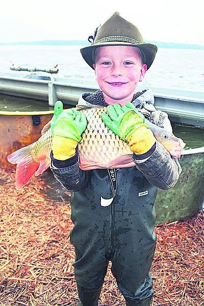 Výlov Rožmberka se nenechal ujít Honzík Kouřil (5) z Třeboně.