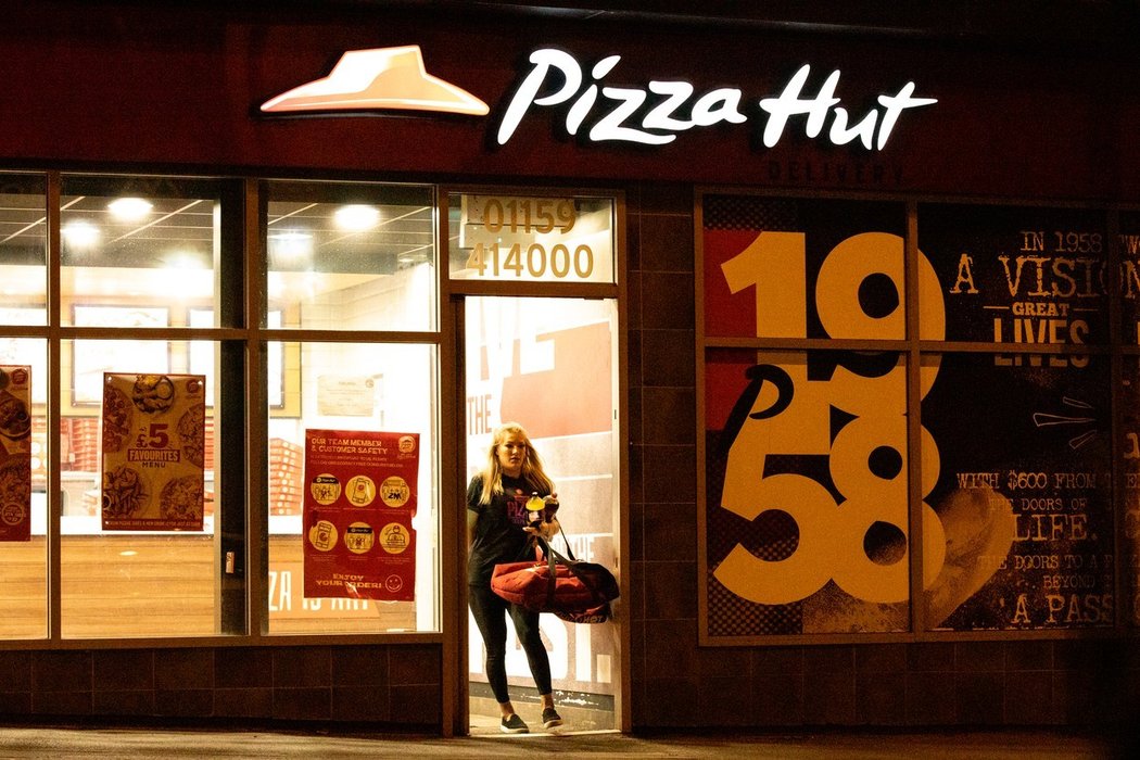 Britská mistryně světa v rychlobruslení Elise Christieová si vydělává rozvážením pizzy.