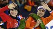 Karolína Erbanová s nizozemským rychlobruslařem Kjeld Nuis po zlatém úspěchu na sprinterském ME