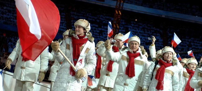 2006. Slavnostní zahájení olympiády v Turíně.  Martina Sáblíková jako vlajkonoška české výpravy.