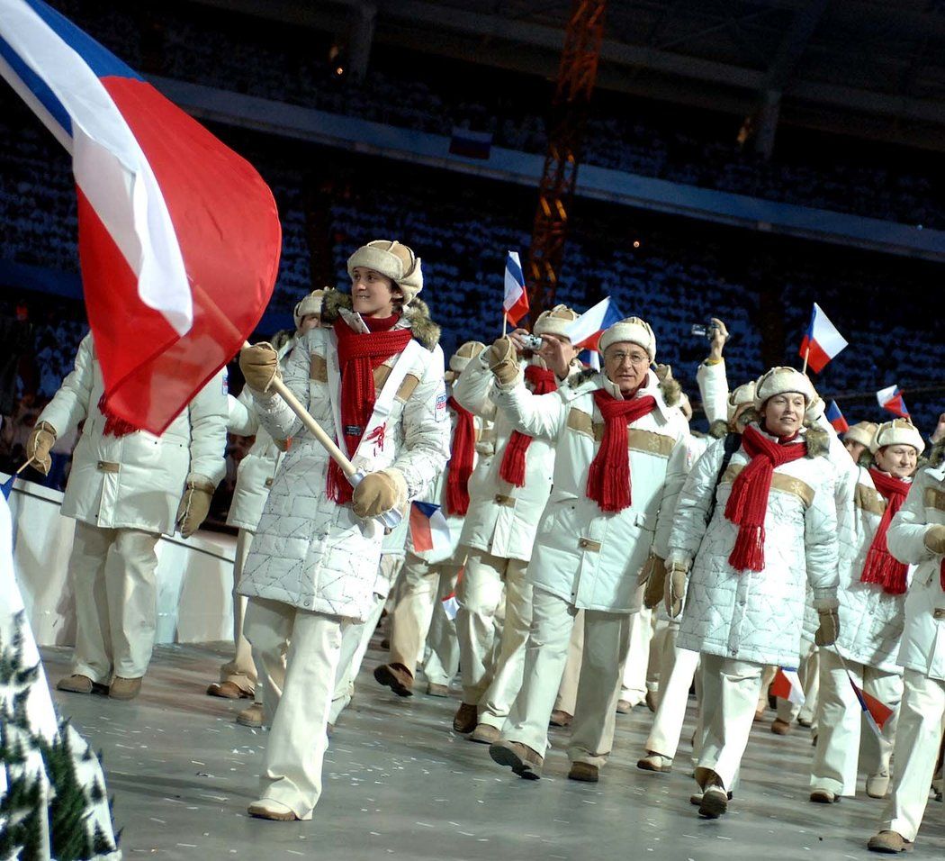 2006. Slavnostní zahájení olympiády v Turíně.  Martina Sáblíková jako vlajkonoška české výpravy.