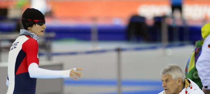 Martina Sáblíková hovoří s trenérem Petrem Novákem při přípravě v olympijské hale v Soči
