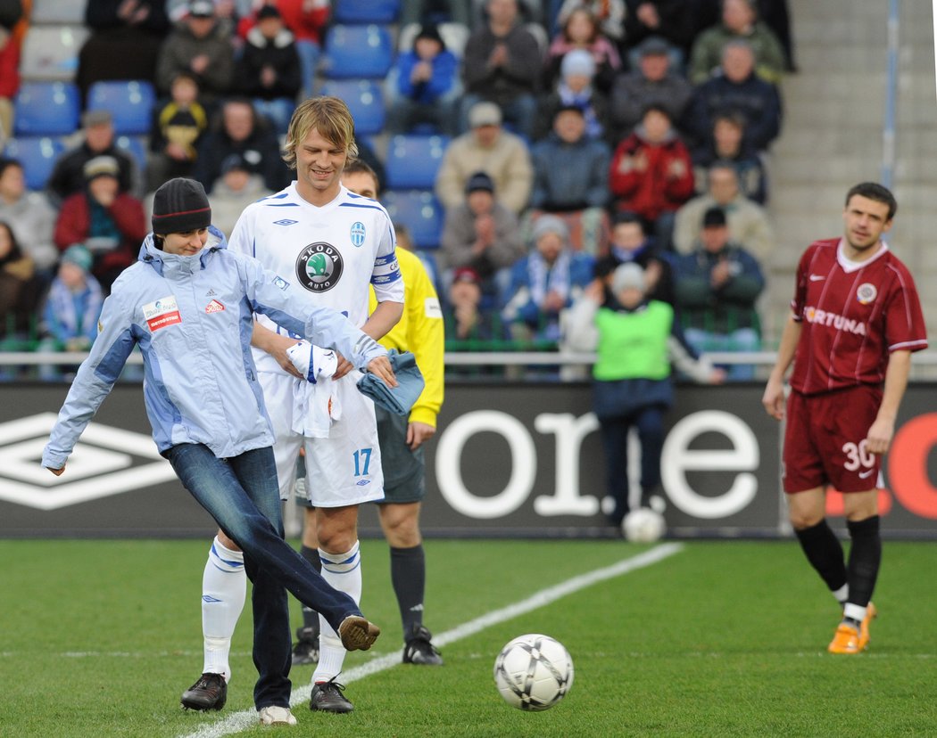 2008. Martina Sáblíková se ujala slavnostního výkopu fotbalového utkání Mladá Boleslav - Sparta.