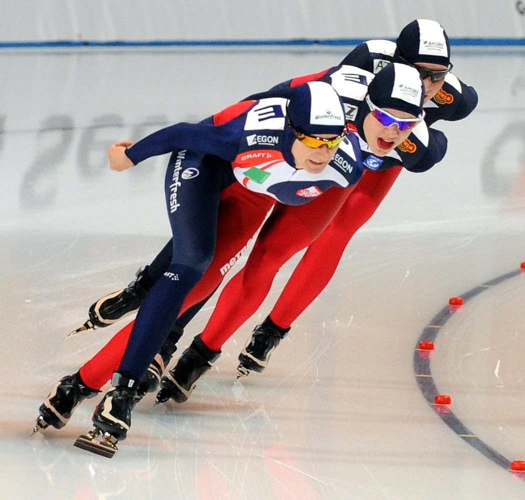 2008. České trio při závodě Světového poháru v Berlíně. v čele Martina Sáblíková, za ní Karolína Erbanová a poslední Andrea Jirků.