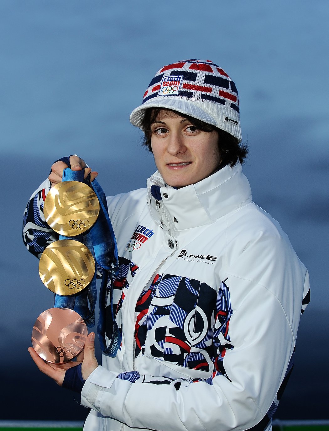 2010. Martina Sáblíková a její sbírka tří medailí z olympiády ve Vanouveru.