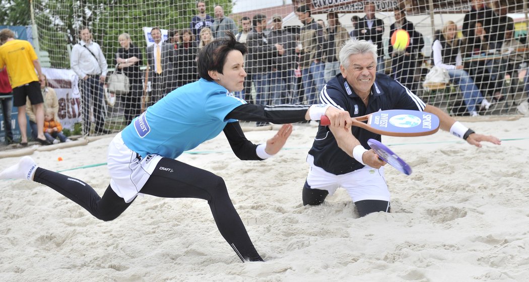 2010. Martina Sáblíková si s trenérem Petrem Novákem vyzkoušela beachtenis.