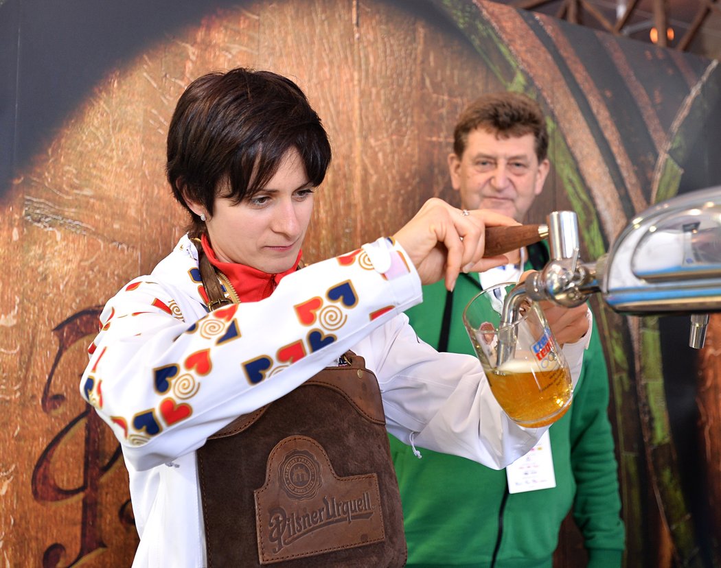 2014. Na olympiádě v Soči si načepovala Martina Sáblíková pivo.