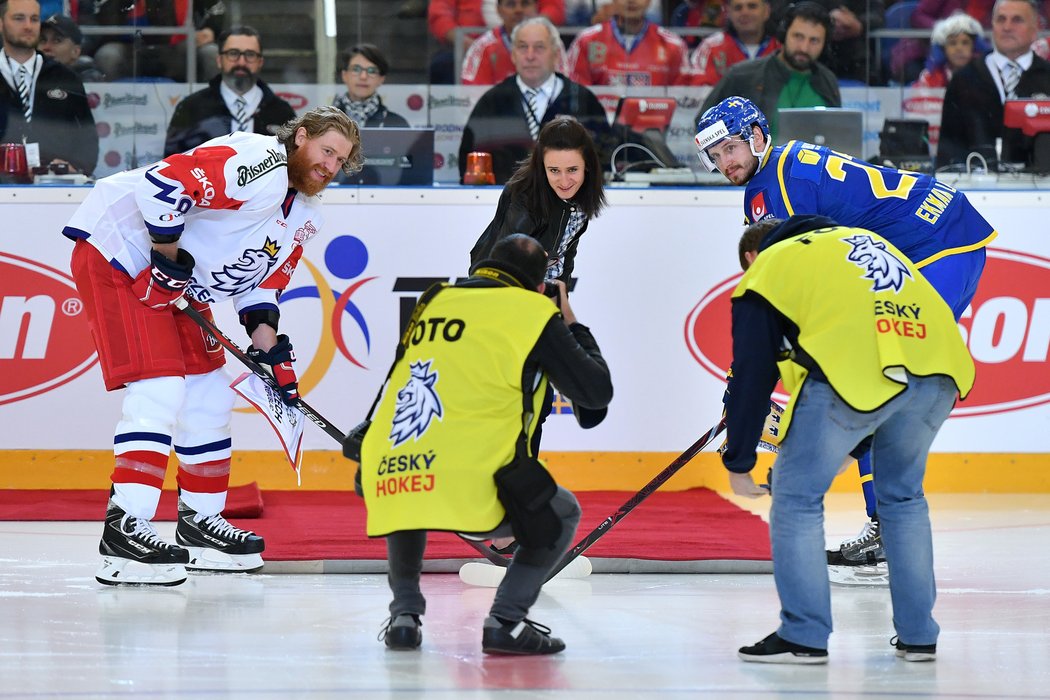 2019. Martina Sáblíková se postarala o slavnostní buly před zápasem hokejistů Česka a Švédska.