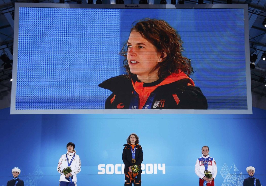 Nizozemka Ireen Wüstová na stupních vítězů se zlatou medailí ze závodu na 3000 metrů. Nalevo stojí druhá Martina Sáblíková.
