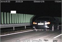 Řidič bavoráku jel na Hradecku přes 200 km/h: Při předjíždění ho potkala smůla