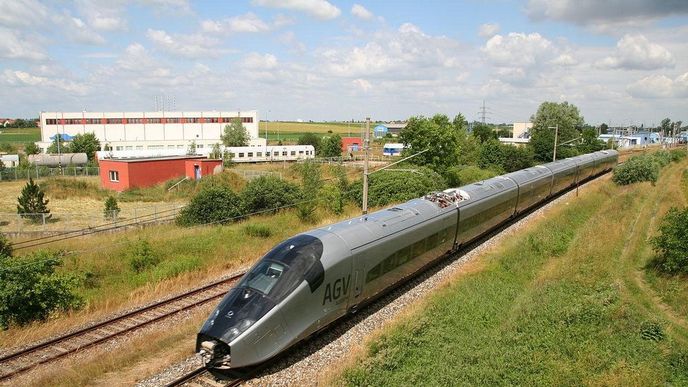 Rychlovlak AGV od francouzského Alstomu na zkušením okruhu v Cerhenicích Rychlovlak AGV od francouzského Alstomu na zkušením okruhu v Cerhenicích