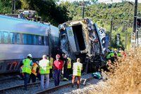 Rychlovlak narazil do vozidla: Dva mrtví dělníci a vyprošťování cestujících v Portugalsku