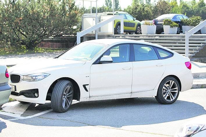 Herec dům sice neprodal, ale finančně netrpí. Za deset let svého působení v nejoblíbenejším seriálu si přišel na zhruba 12 milionů korun. Nedávno si pořídil nové BMW X6 v hodnotě okolo 1,5 milionu korun. 