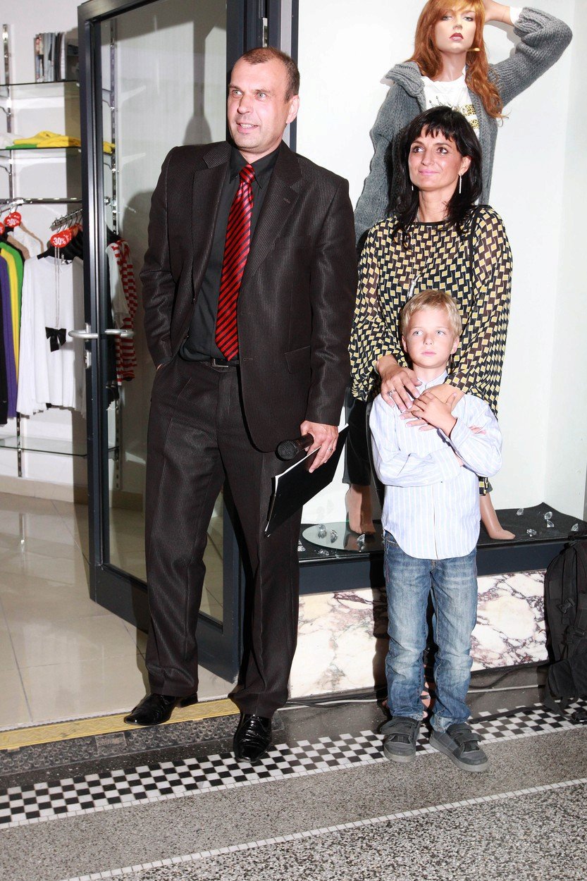 Rychlý s druhou manželkou Janou a synem na otevíračce butiku.