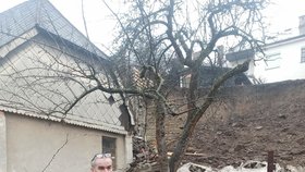Petr Stibor před domem, který se bude muset zbourat.