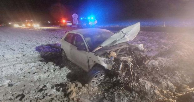 Po střetu dvou aut na Rychnovsku zemřel mladý řidič.