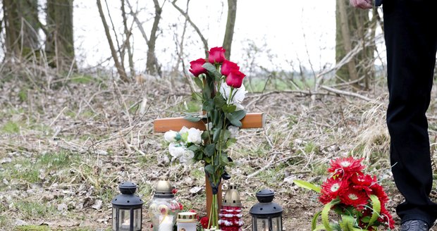 Lidé sami nosí k Ivetinu křížku květiny a svíčky. Je však na místě, kam je přístup zakázaný