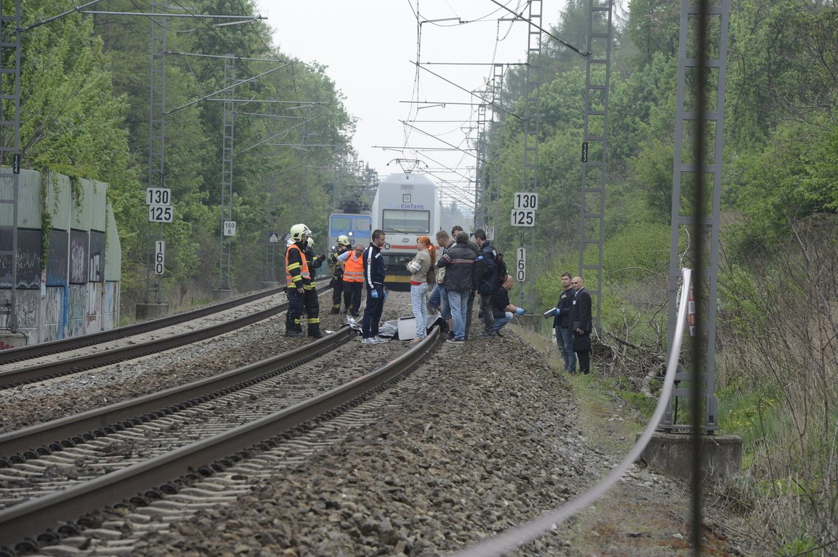 Iveta Bartošová se zabila skokem pod vlak.