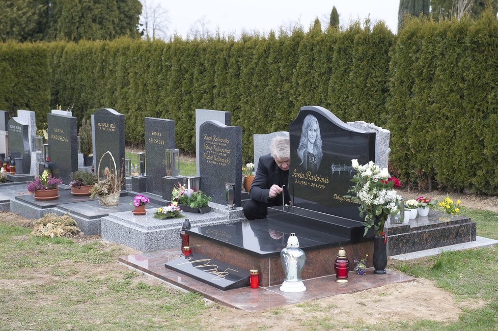 Vdovec oslavil Ivetiny narozeniny cestou na hřbitov