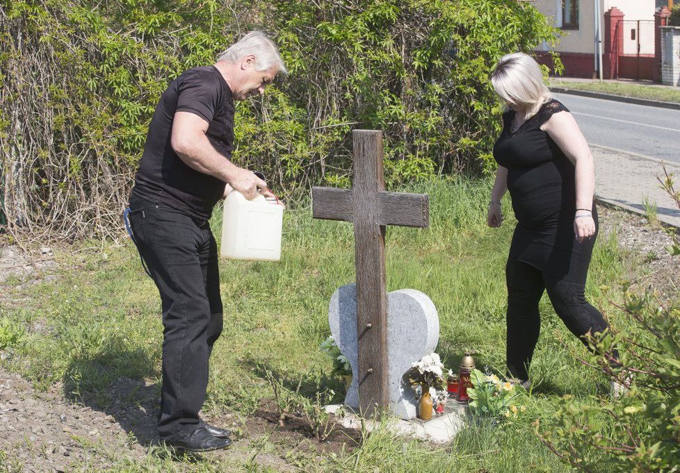 Rychtář nezapomněl na smutné výročí. Před čtyřmi lety tady ukončila život Iveta Bartošová.