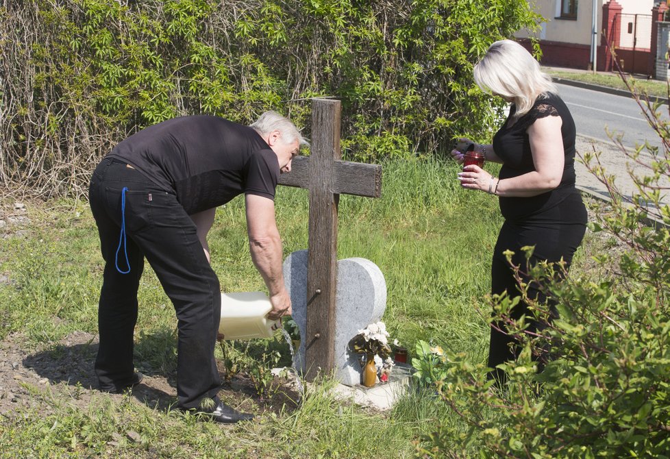 Rychtář nezapomněl na smutné výročí. Před čtyřmi lety tady ukončila život Iveta Bartošová.