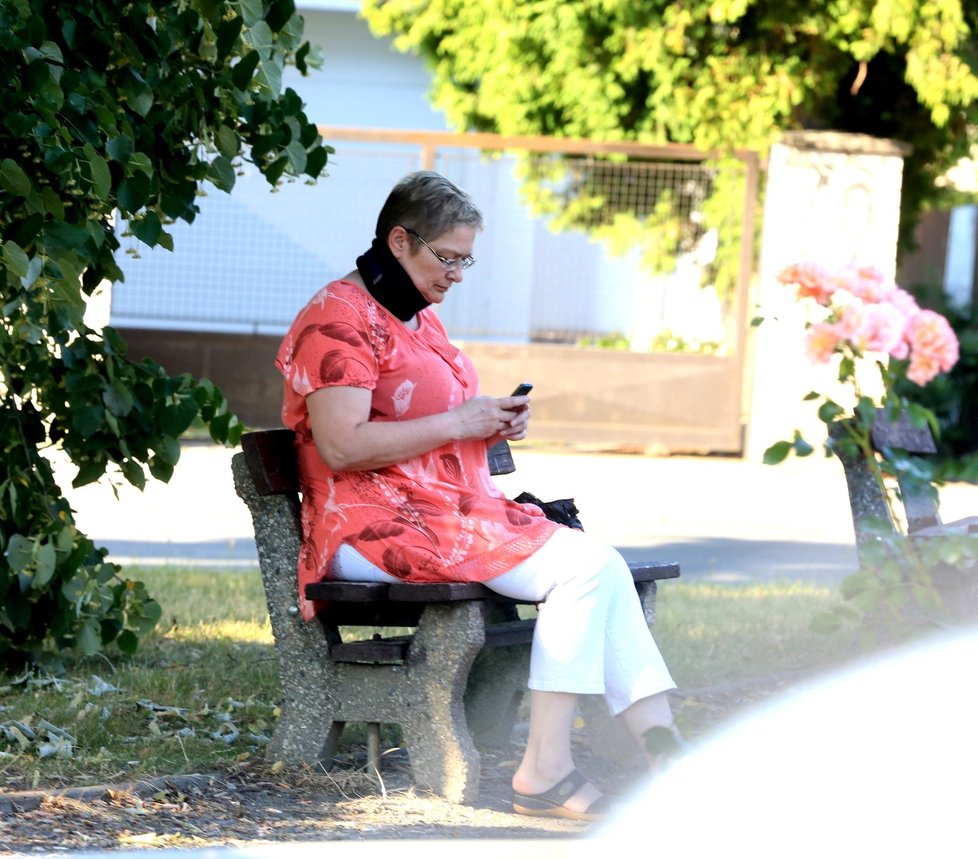 Darina po nedávném napadení exmanželem nosila krční límec.