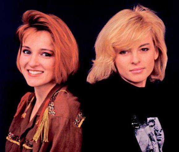 V roce 1988 Iveta Bartošová se sestrou, když společně vystupovaly.
