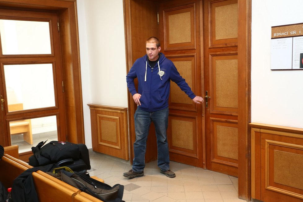 Josef Rychtář ml. svědčil ještě před sebevraždou Ivety Bartošové u soudu proti svému otci ve prospěch matky.