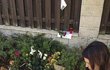 Žena po Ivetině smrti položila květinu na pietní místo, teď svoji fotografii umístila na sociální síť