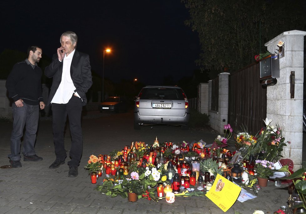 Před domem Bartošové se denně kupí svíčky a květiny na památku Ivety Bartošové.