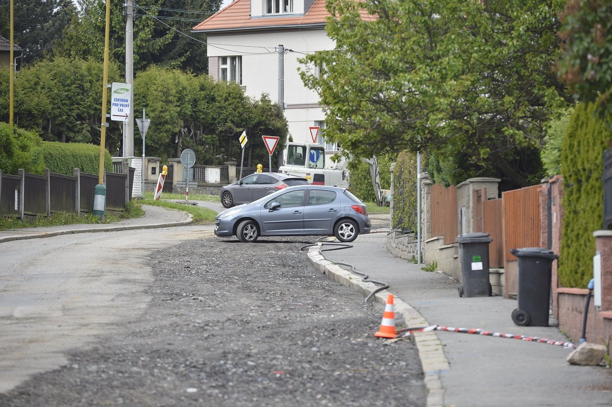 Pánové zaparkovali před domem Dariny Nové poněkud svérázně.