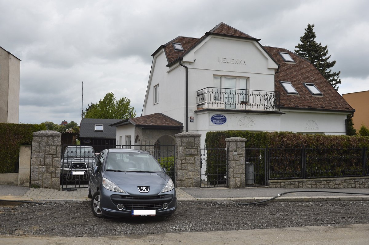 Zatímco Rychtářovo auto parkuje uvnitř, bývalé auto Ivety před branou.