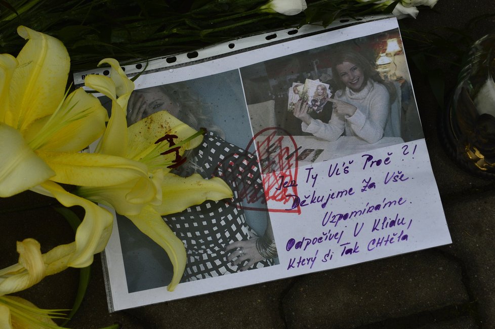 Před domem Ivety se množí vzkazy a vzpomínky na Ivetu
