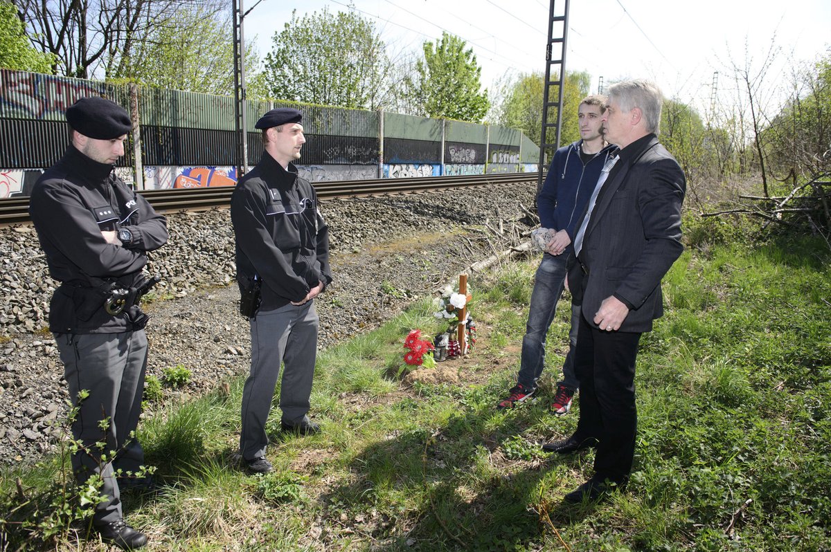 Policie Rychtáře vykázala z kolejiště.