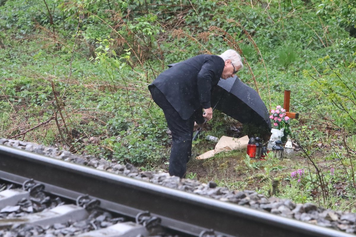 Po obchůzce pietních míst byl celý od bláta.