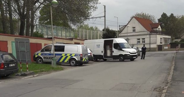 Policie otevřela cizí garáž a Rychtář začal křičet.