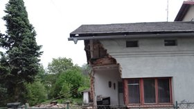 V Rychvaldu se zřítila štítová zeď rodinného domu.