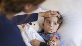 Čtyři největší chyby, které rodiče dělají při podávání léků dětem