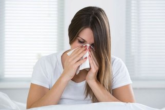 Jak se rychle zbavit rýmy? Papírový kapesník použijte jen jednou, napařujte a pijte Jak se rychle zbavit rýmy? Papírový kapesník použijte jen jednou, napařujte a pijte